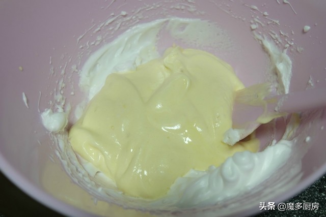 用鸡蛋做蛋糕不用打蛋器不用面粉,想吃蛋糕不用买自己在家做