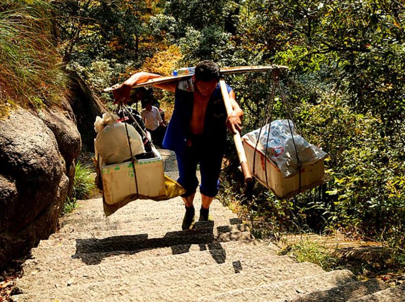 泰山挑山工的工作为什么不用缆车,为什么泰山挑山工不用缆车运东西