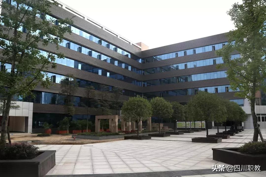 成都这所高校有几个校区，而且就业率奇高！