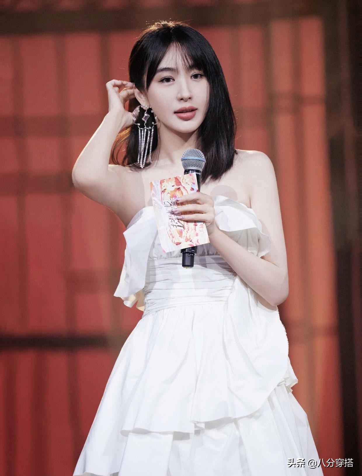 李菲儿太懂“时尚”，黑色垫肩西装配吊带潇洒利落，又美又飒