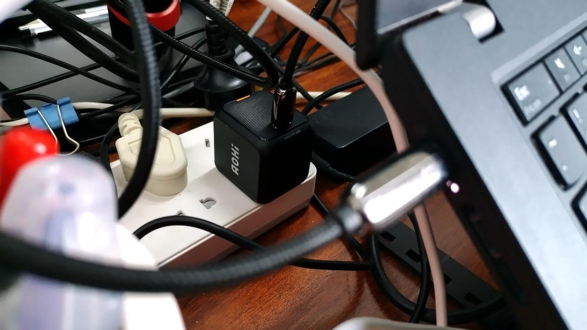 充电效率飞彪，体积小到逆天竟然还比苹果原充小60%AOHi65W体验