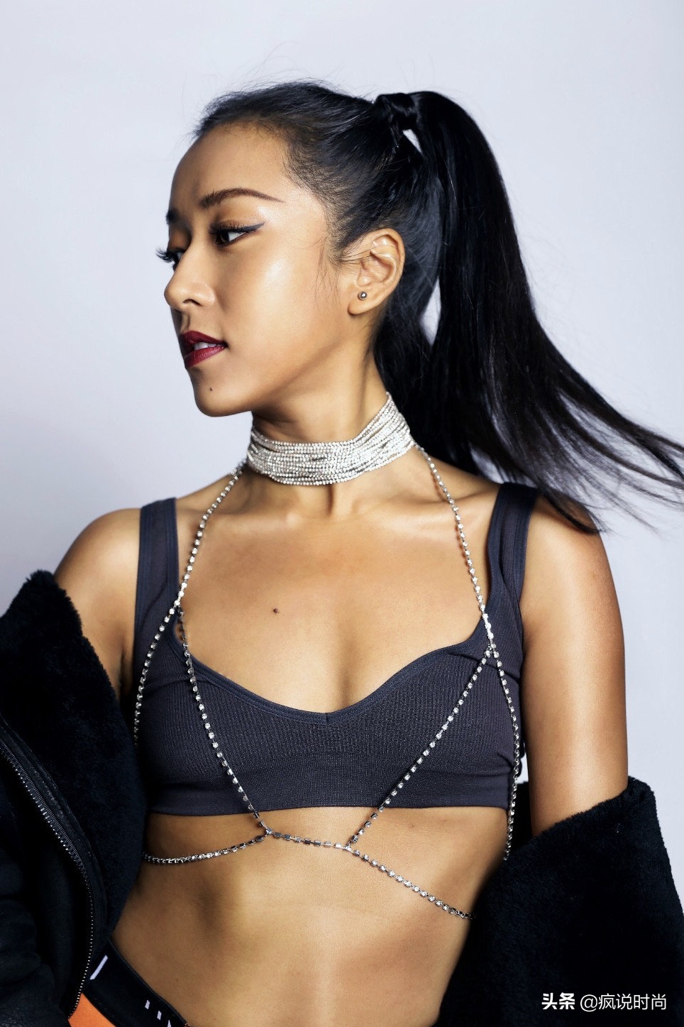 吉克隽逸露脐装写真,吉克隽逸吊带裙高清图片