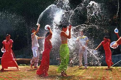 傣族的泼水节来源于神话传说,一年一度傣历泼水节