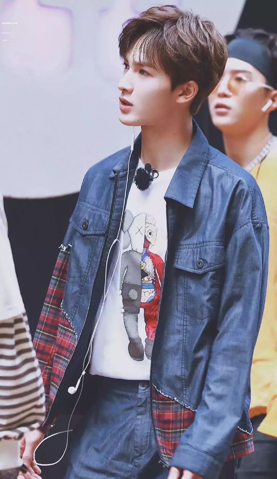 优衣库与kaws联名t恤,优衣库与kaws联名的t恤