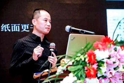 覆盖全国80%的学校，他的店铺超过七万家，平均每月收入超过5个亿