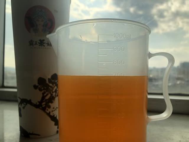 超大杯奶茶下面居然是空的？记者专门买了量杯，结果…