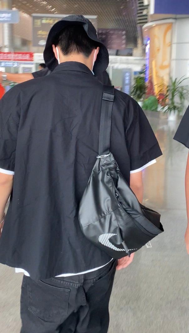 王一博同款包耐克黑色,王一博黑色耐克包细节