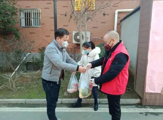 为抗疫一线医护人员送去关爱,众志成城抗疫情真情关怀暖心间