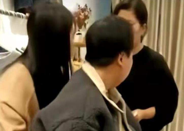 道德绑架？杜新枝晒大女儿穿鞋都要人伺候，多次直播时内涵姚威