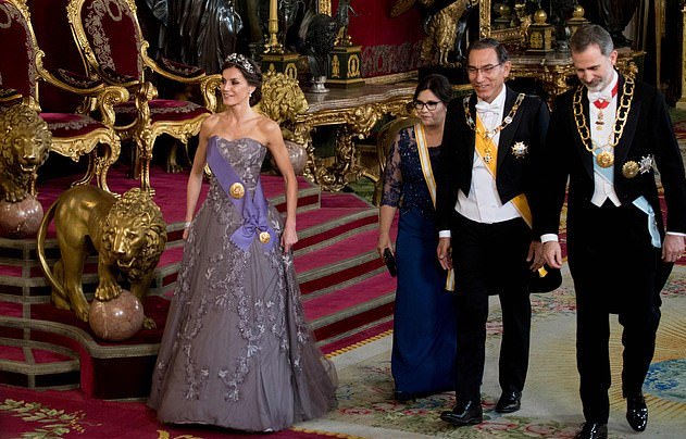 西班牙王后穿大红裙,46岁西班牙王后蓝色裙