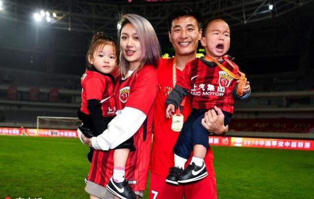 武磊上演“逆天”一幕惊呆全场,武磊重回首发凌空斩破球荒