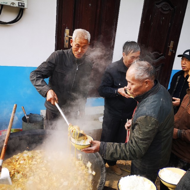 贫困山区留守老人吃饭,80岁以上的留守老人吃饭问题