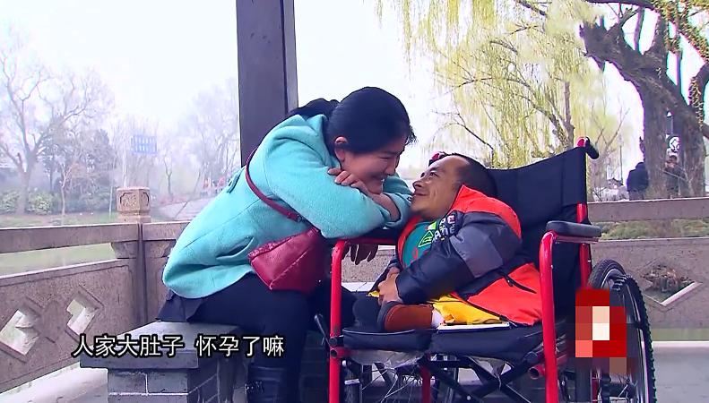 高165漂亮妻子嫁大10岁60厘米老公，被骂图钱，她：不在乎