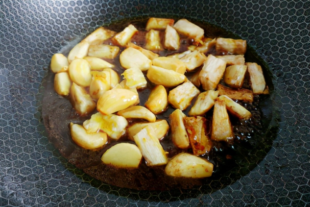 拔丝山药熬糖汁怎样不粘牙,拔丝山药的糖汁怎么熬