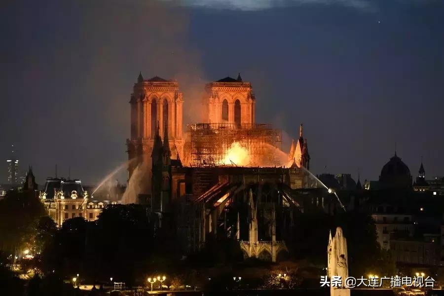 巴黎圣母院发生火灾塔尖倒塌,巴黎圣母院大火塔尖崩塌瞬间