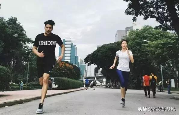 泰星和女友同框,泰星甜蜜日常生活