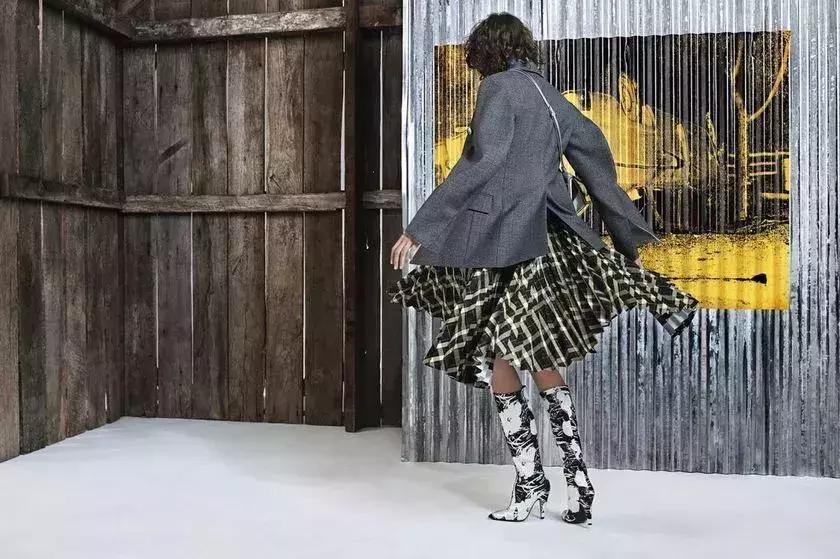 他十多年前设计的外套可以卖到33万，如今仍然享誉世界