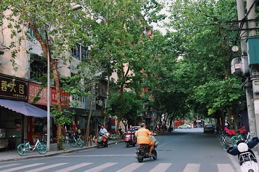 成都街道门面推荐,成都一街道商铺招牌