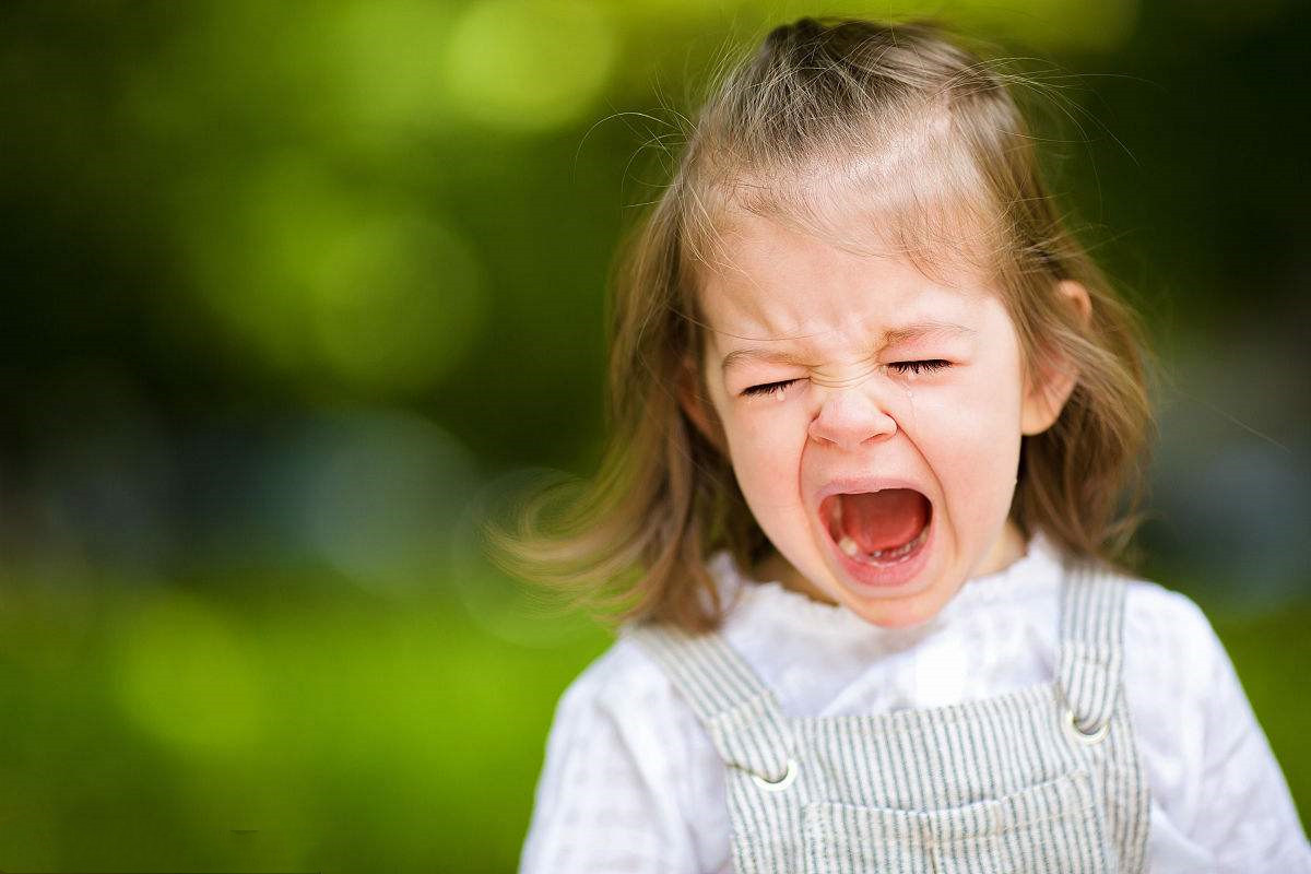 3岁宝宝一洗澡就大哭，医生检查身体没问题，罪魁祸首是奶奶