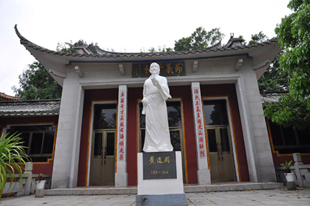 刽子手取笑囚犯怕死，囚犯：我饿了！刽子手大惊连忙跪道：您请