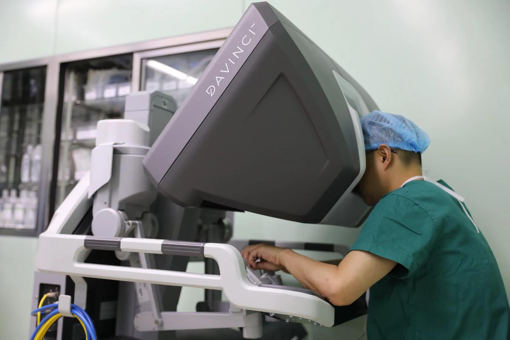 半年破百例!成妇儿“达芬奇机器人”精准治疗造福百余位妇女儿童