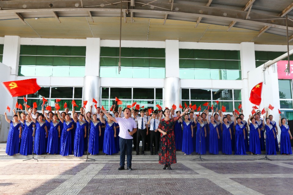 中甲第23轮：《中国万岁，我是护旗手》红动渭南火车站