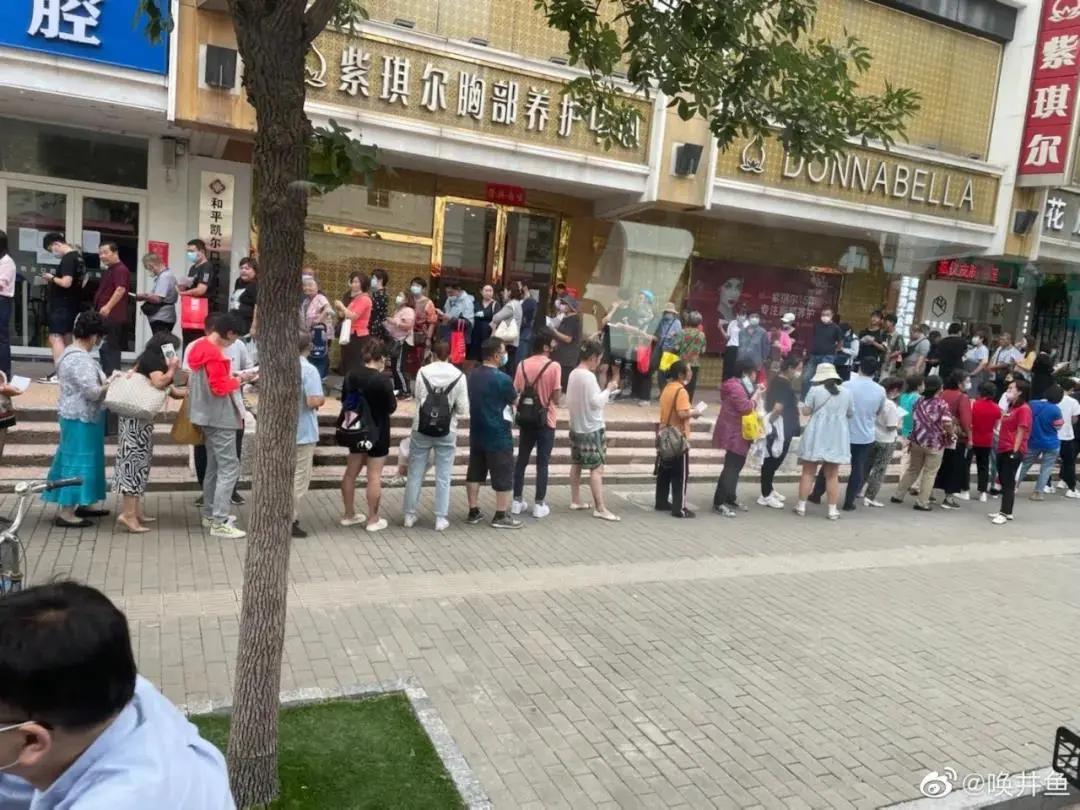 天津人排队买的月饼 (实拍天津人排队买月饼)