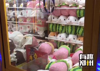 100块钱在电玩城抓娃娃,100块钱抓娃娃挑战电玩城