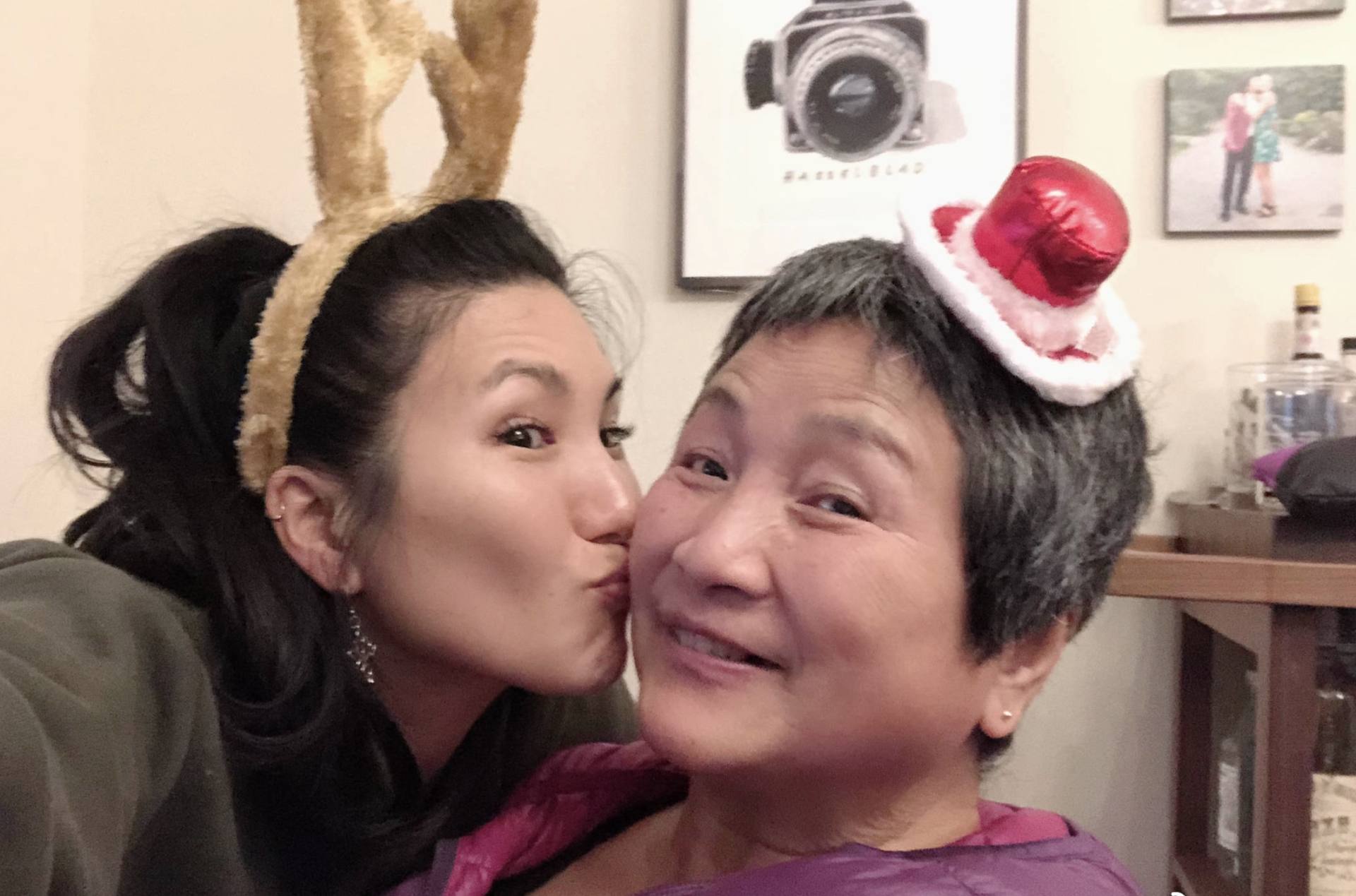 原子鏸港姐视频,原子鏸和郑佩佩什么关系