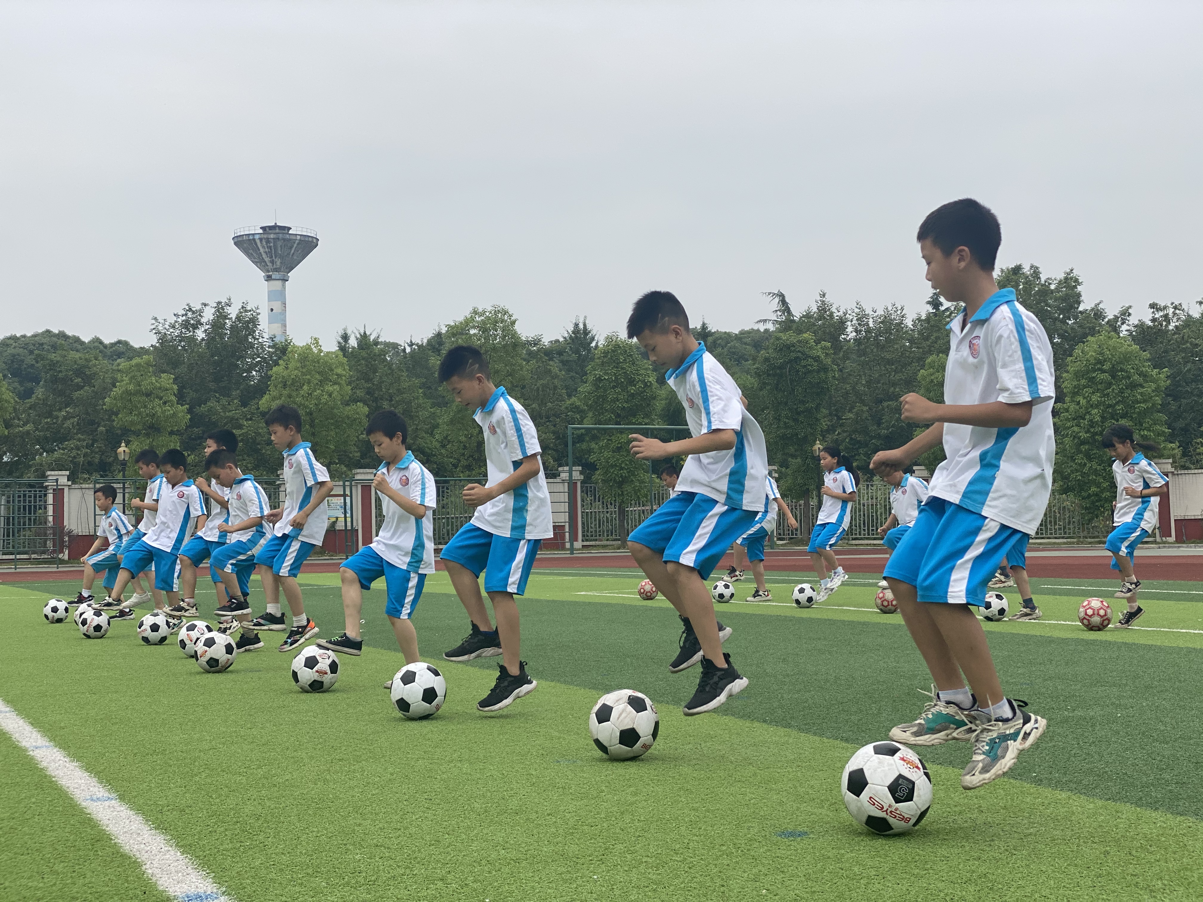 足球公益课走进简阳市新市小学