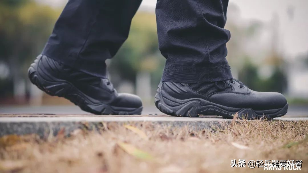 穿什么鞋更好的保护脚,军靴既能透气又能防水吗