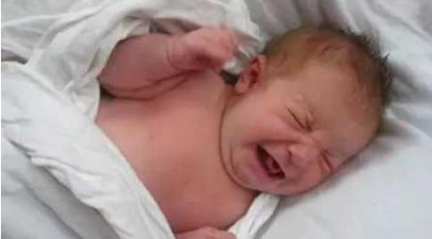 宝宝一惊一乍的是吓到了吗,盘点那些宝宝第一次被吓到的反应