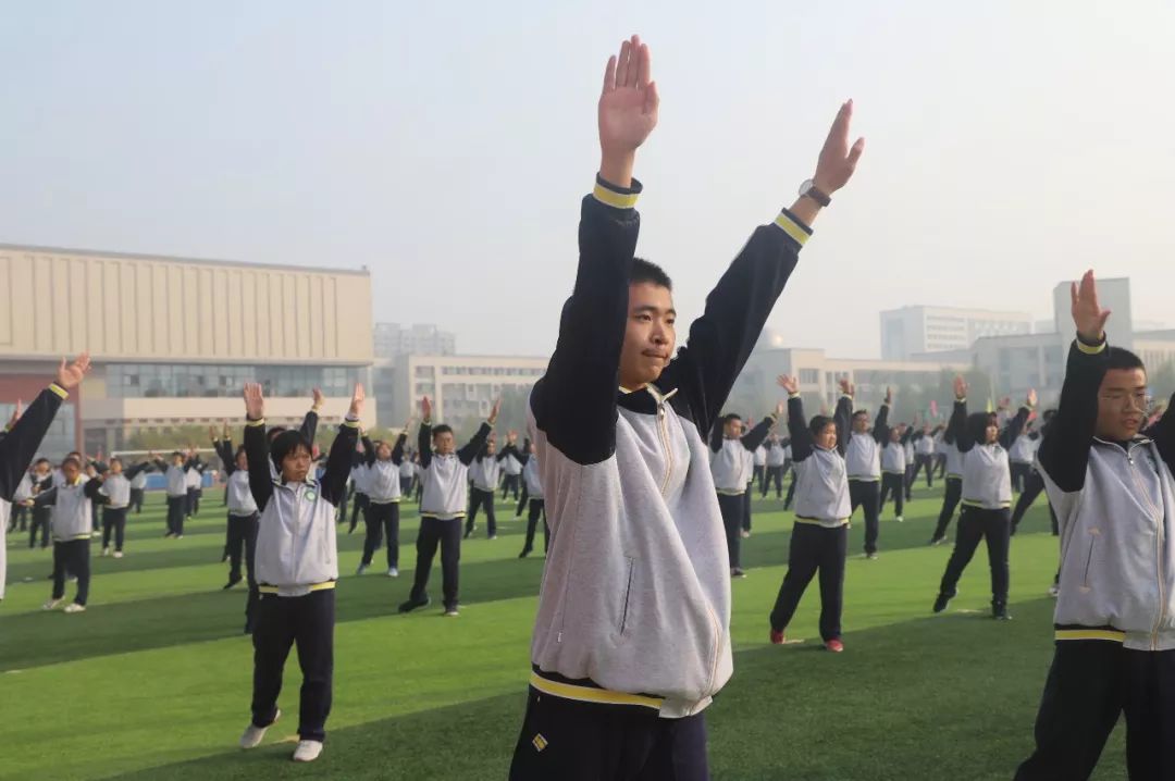 聊城一中运动会5000米,聊城一中运动会闭幕式班旗飞舞