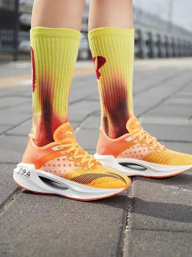 科技颜值跑鞋100到200元,䨻科技李宁跑鞋推荐