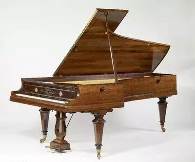 17岁抛夫弃子，一个用身体换金钱的*女妓**，凭什么有名有利？