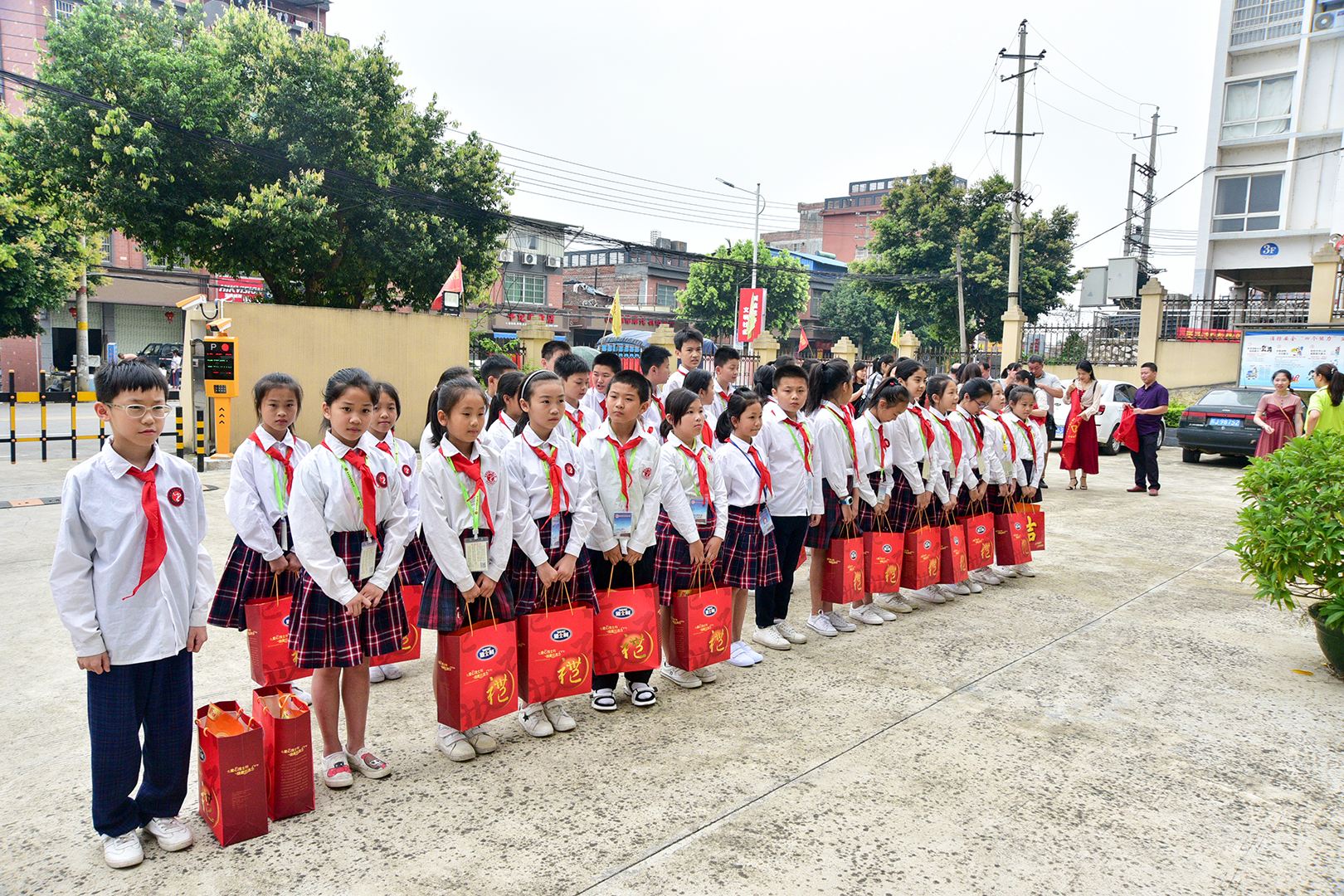 小学敬老孝贤月活动总结,尊老敬老教育活动报道