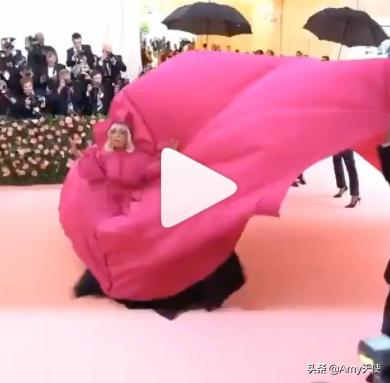 大都会艺术节4个标志性的时刻，来自蕾哈娜、戴安娜王妃等