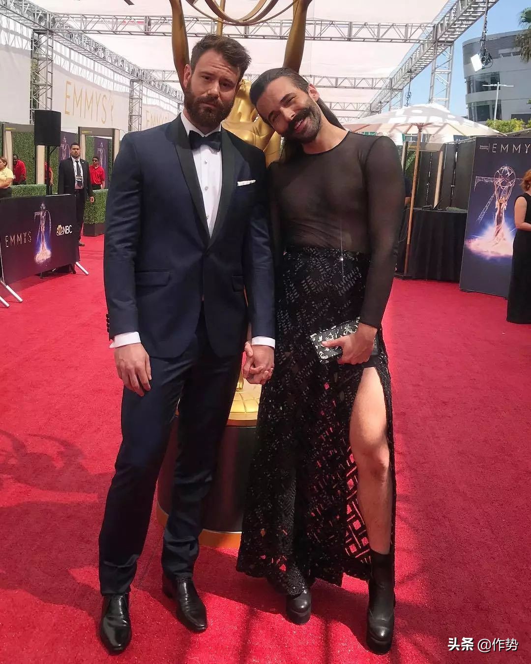 这位大胡子大哥，竟然偷了宋茜和杨幂的衣服去走红毯？！