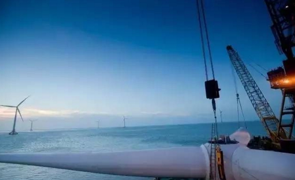 反解“嫌白石无孔，笑绿竹空虚”