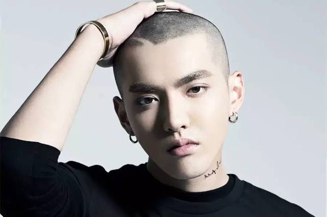 男生头发两边特别炸什么原因,男生头发粗硬鬓角会炸