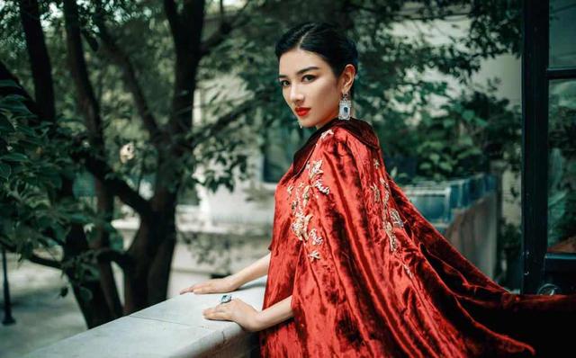 黄奕蓝色深v长裙,黄奕最惊艳的红裙