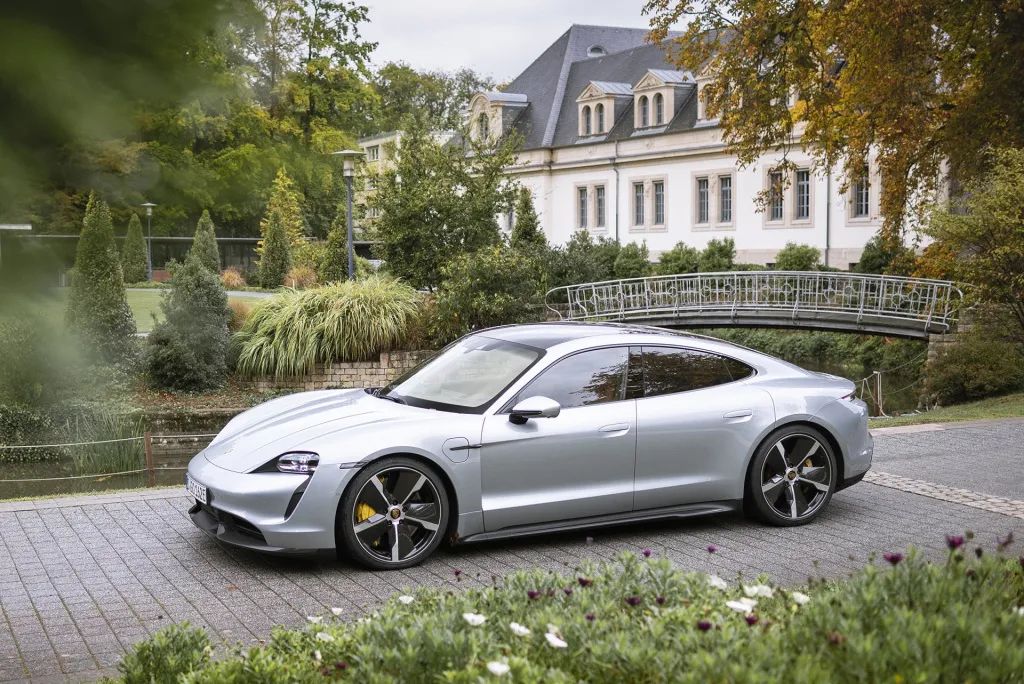 国家燃油车禁售时间,从禁摩的高速开到了禁摩高速