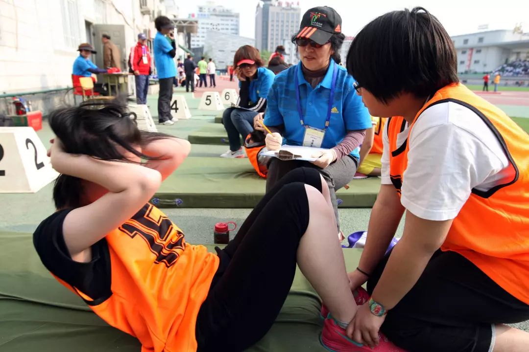 六安中考体育仰卧起坐满分多少个,安徽六安中考体育测试项目及标准