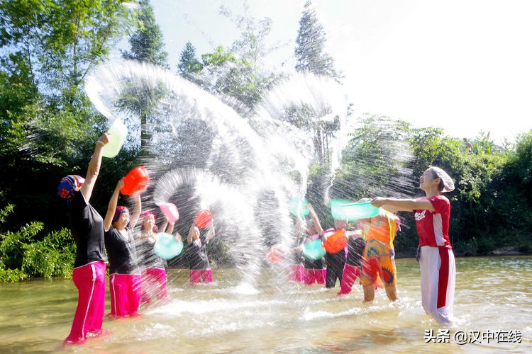 2020汉中水上表演,城固二里泼水