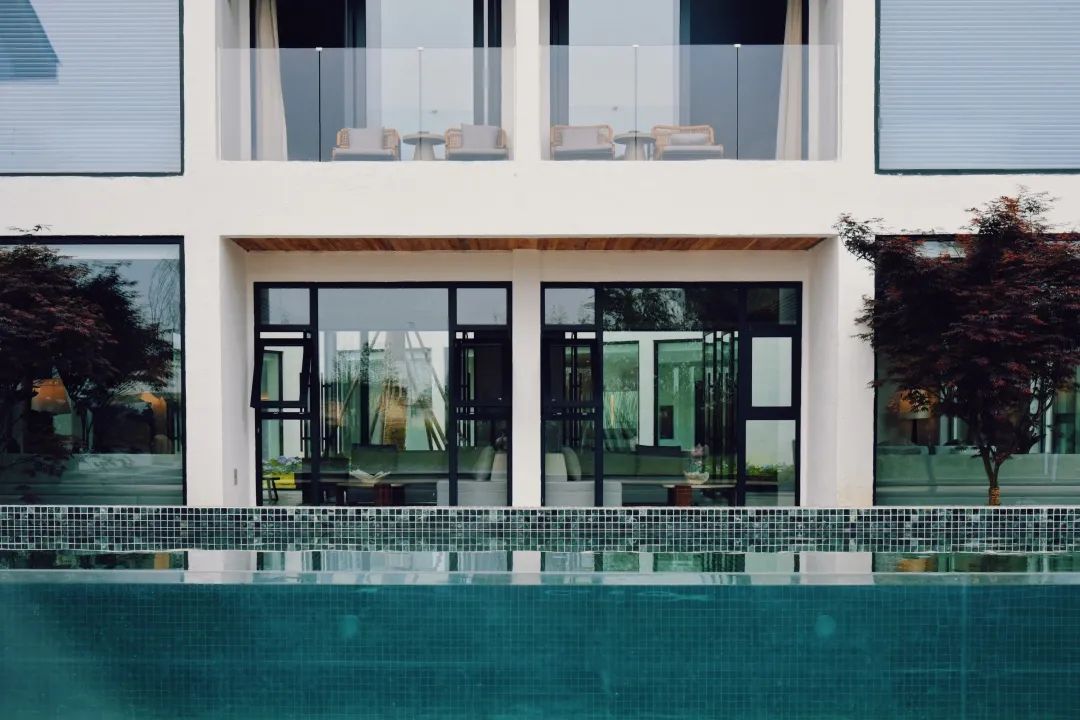 「觅趣小镇新都·原舍绿茵」湖畔泳池，畅玩斑竹园足球音乐小镇