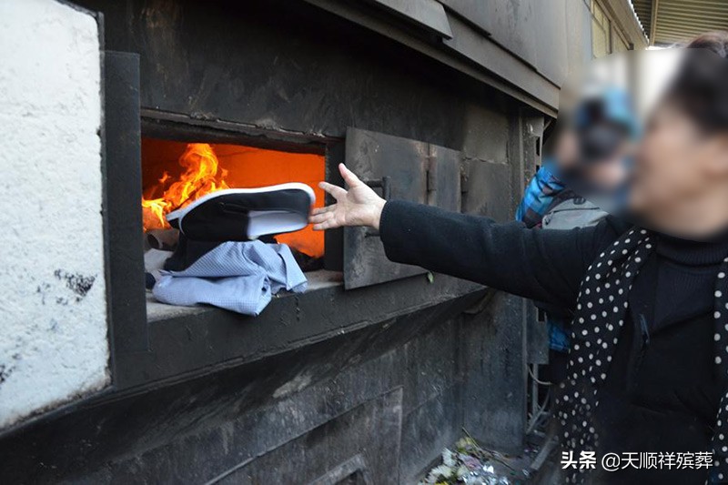 老人的遗物衣服可以送人吗,老人去世了衣服咋处理