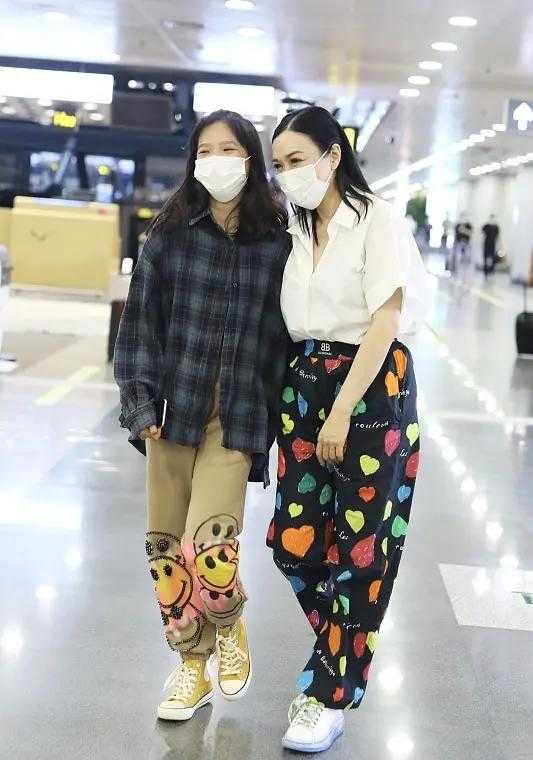 钟丽缇带两个女儿现身机场,钟丽缇14岁二女儿颜值逆袭