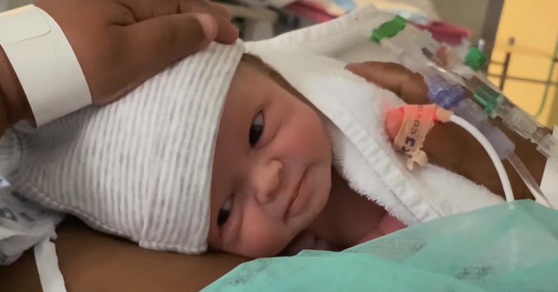 腹中胎儿长出肿瘤，孕妇忍着剧痛，给胎儿打麻药做手术