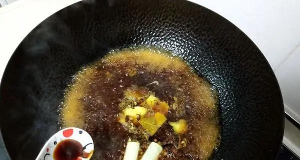 鱼刺咽下去喉咙难受怎么办,鱼刺卡喉别用喝醋吞饭等土方法