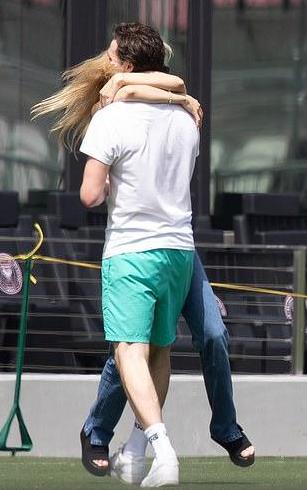 贝嫂和小贝当街亲吻甜腻了！大小准儿媳同框比拼，二儿子女友太美